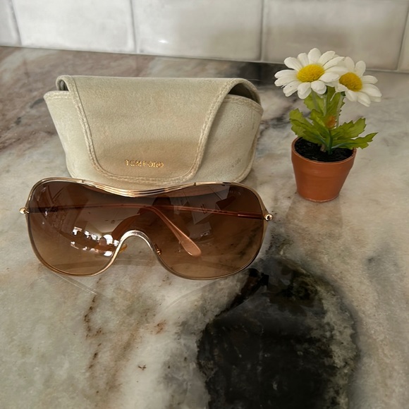 Theses are gorgeous on..,I believe it’s pink gold hue. main image 11